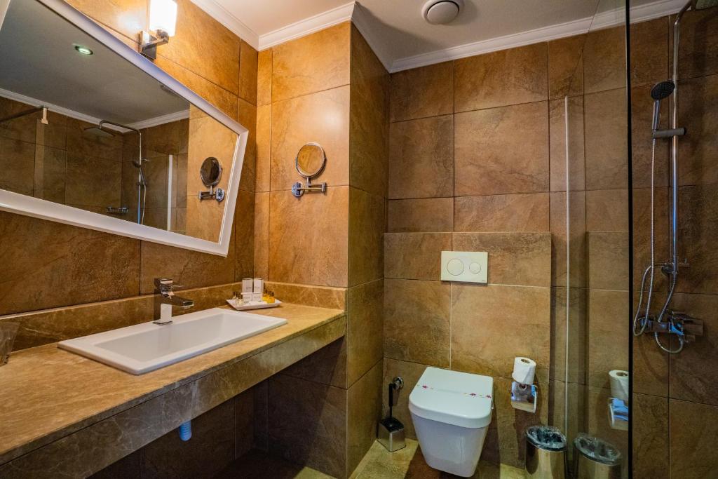 13-سرویس-بهداشتی-هتل-5-ستاره-سنزا-د-این-ریزورت-آنتالیا- Senza-The-Inn-Resort-Antalya-Bathroom.jpg