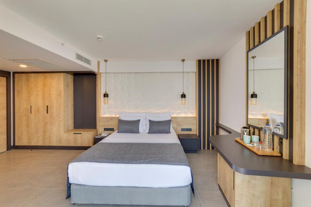 08 اتاق هتل 5 ستاره سیگنیچر بلو ریزورت کوش آداسی Signature Blue Resort Kusadasi.jpg