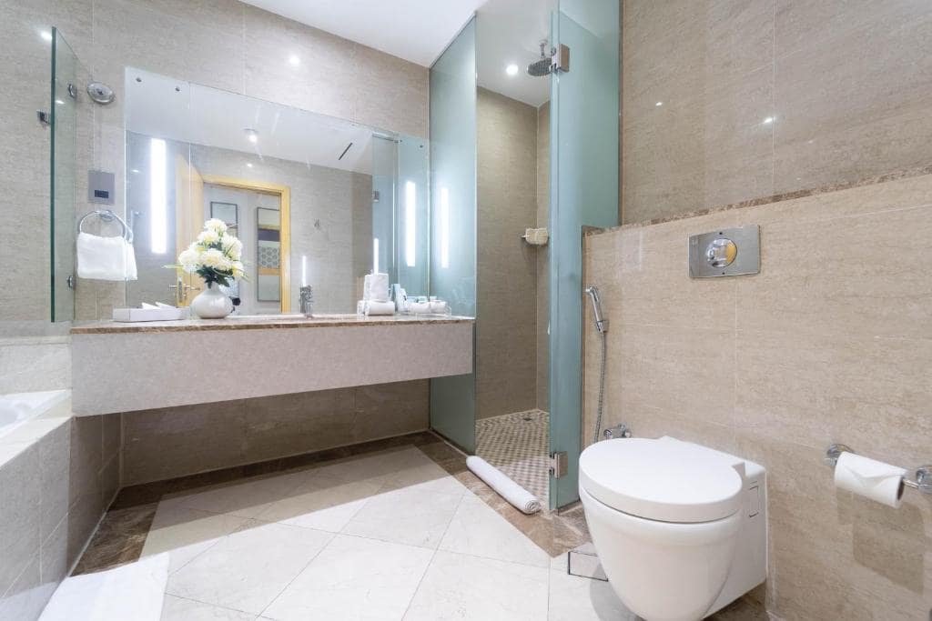 18-سرویس-بهداشتی-هتل4-ستاره-د-لیلا-دبی- The-Leela-Hotel-Bathroom.jpg