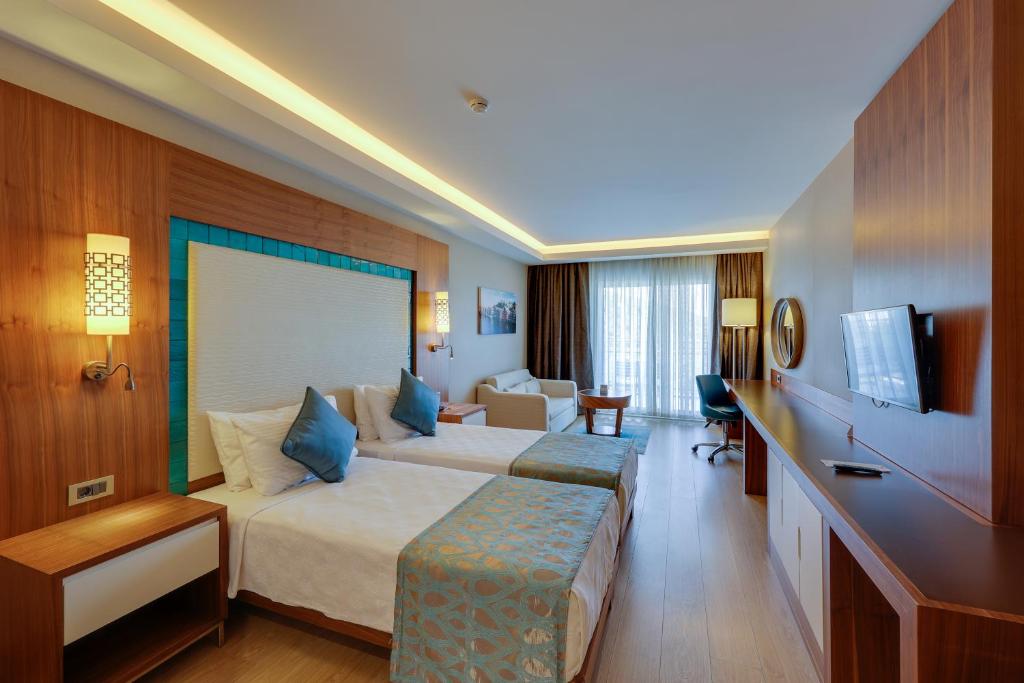 17 اتاق هتل 5 ستاره رامادا سوئیت کوش آداسیRamada Hotel & Suites by Wyndham Kusadasi.jpg