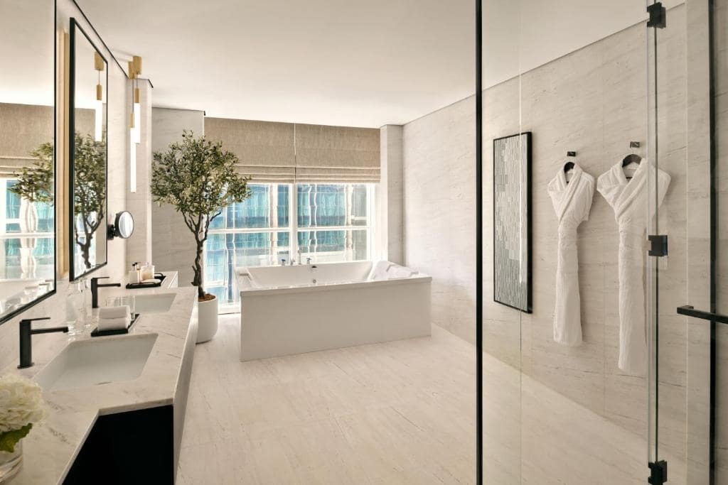 22-سرویس-بهداشتی-هتل-5-ستاره-شرایتون-گرند-دبی Sheraton-Grand-Hotel-Dubai-Bathroom-.jpg