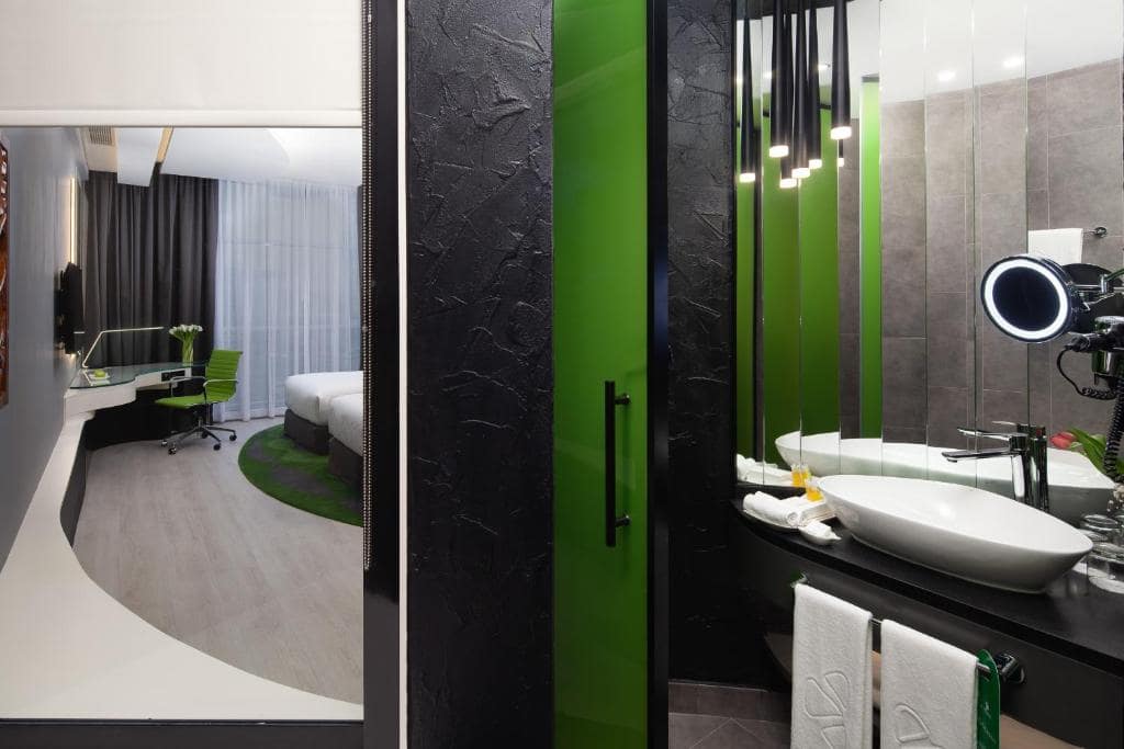21-سرویس-بهداشتی-هتل-4-ستاره-الخوری-اسکای-گاردن-دبی- Al-Khoory-Sky-Garden-Hotel-Dubai-Bathroom.jpg