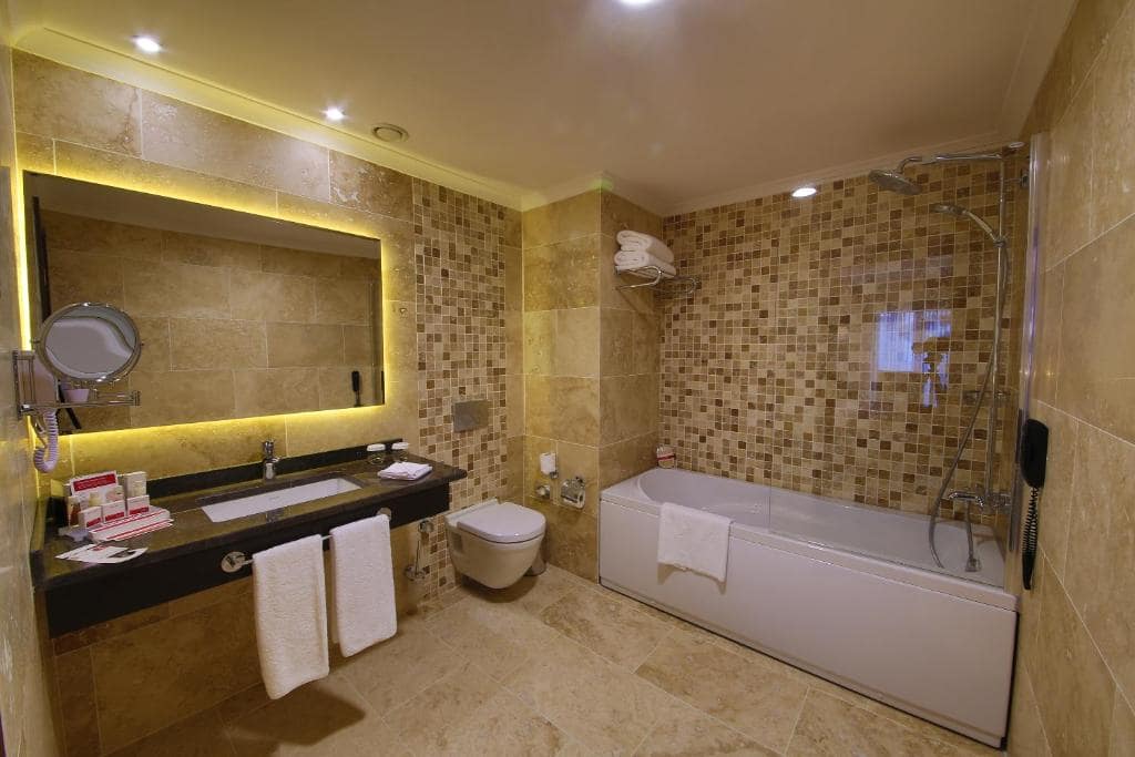 01-نمای-دستشویی-حمام-هتل-5-ستاره-رامادا-بای-ویندهام-مرتر-استانبول-Bathroom-Toilet-Hotel-5-setare-Wyndham-Merter-Istanbul-min.jpg