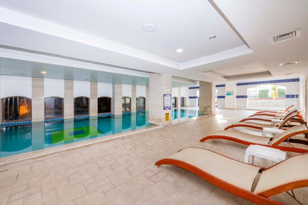 11-استخر-هتل-5-ستاره-آرماس-لابادا-بیچ-آنتالیا- Armas-Labada-Beach-Hotel-Pool.jpg