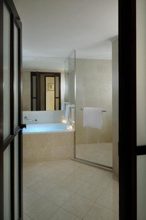 28-سرویس-بهداشتی-هتل-4 ستاره-د-بریستول-این-دبی- The-Bristol-Inn-Hotel-Dubai-Bathroom.jpg