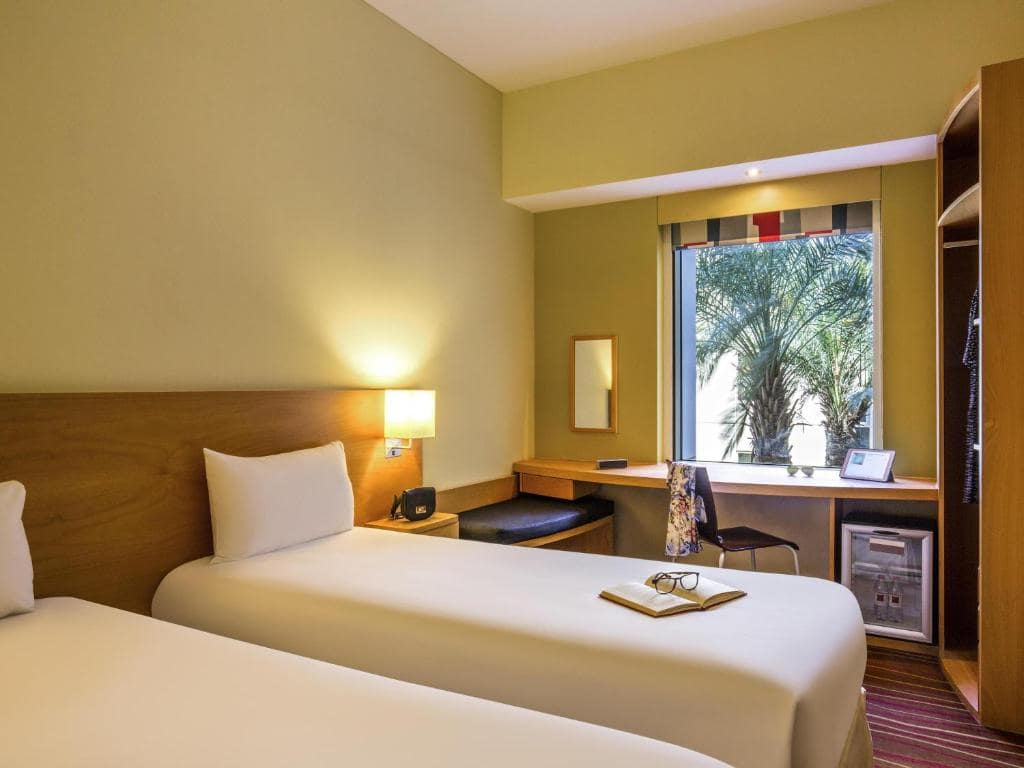 08-اتاق-خواب-هتل-3-ستاره-آیبیس-مال-آو-د-امارات-دبی-Ibis-Dubai-Mall-Of-The-Emirates-Bedroom.jpg