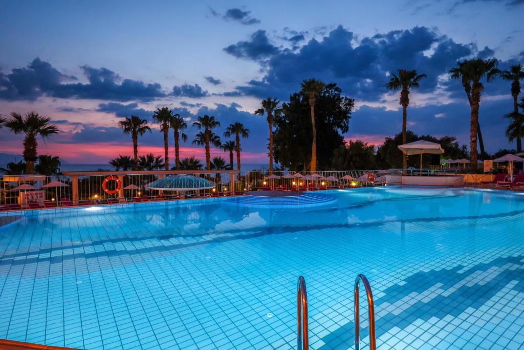 11 استخر هتل 4 ستاره گرند بلو اسکای اینترنشنال کوش آداسی The Grand Blue Sky International Kusadasi.jpg