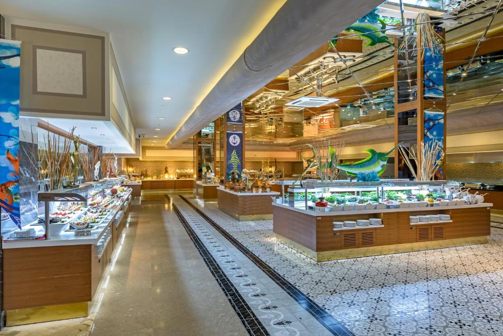 35-محوطه-هتل-5-ستاره-رویال-تاورز-لارا-آنتالیا Royal-Towers-Lara-Hotel-Antalya-Grounds-.jpg