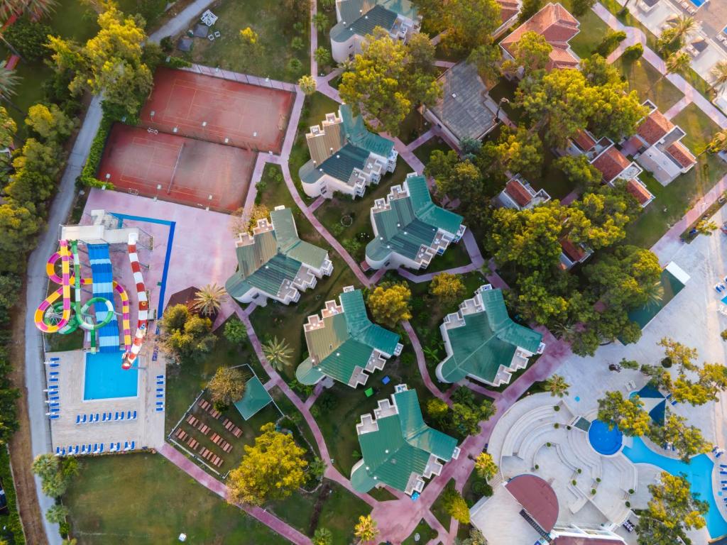 03-نمای-هتل-5-ستاره-لوکسیا-کامفورت-ریزورت-کمر- Loxia-Comfort-Resort-Kemer-Hotel-View.jpg