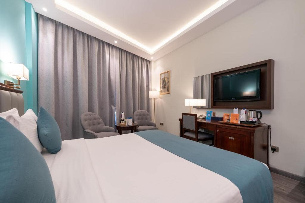 29-اتاق-خواب-هتل-3-ستاره-هاوارد-جانسون-بر-دبی- Howard-Johnson-Bur-Dubai-Bedroom.jpg