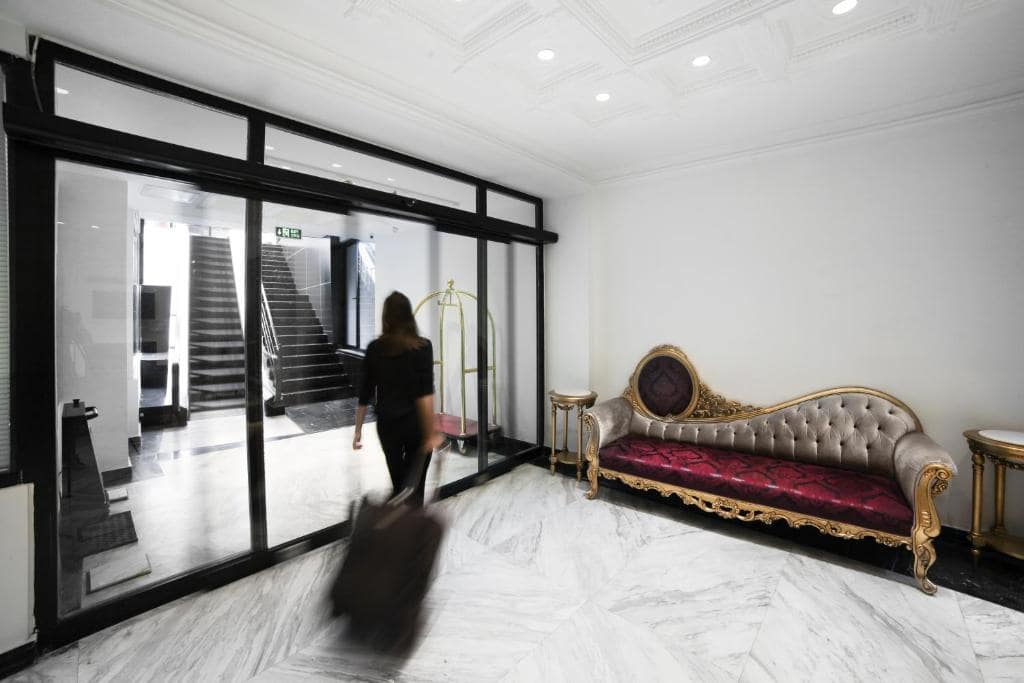 04-نمای-لابی-هتل-4-ستاره-وایت-مونارچ-استانبول-Lobby-Hotel-4-Setare-White-Monarch-Istanbul.jpg
