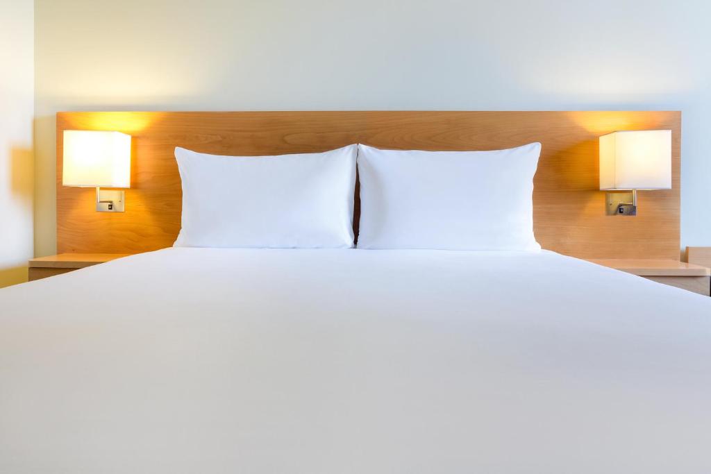 09-اتاق-هتل-3-ستاره-آیبیس-سیتی-سنتر-دبی- Hotel-Ibis-City-Center-Room.jpg