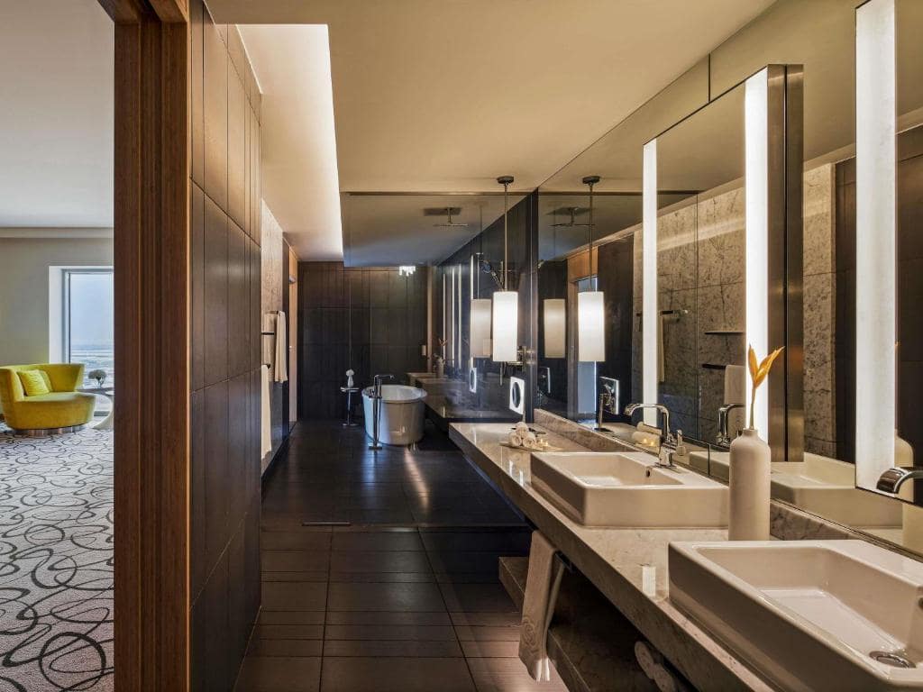 38-سرویس-بهداشتی-هتل-5-ستاره-سوفیتل-داون-تاون-دبی-Sofitel-Dubai-Down-Town-View-Bathroom.jpg