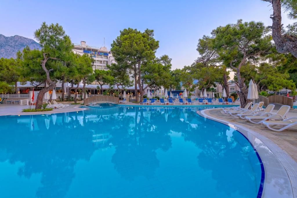 13-استخر-هتل-5-ستاره-لوکسیا-کامفورت-ریزورت-کمر- Loxia-Comfort-Resort-Kemer-Hotel-Pool.jpg