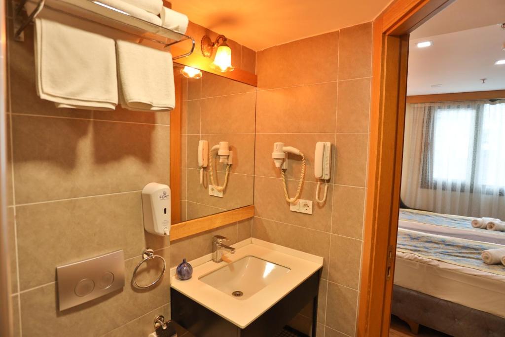 02-هتل-4-ستاره-جومبالی-پلازا-استانبول-سرویس-بهداشتی-Bathroom-Hotel-4-Setare-Cumbali-Plaza-Istanbul.jpg