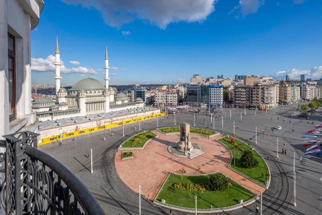 06-نمای-بیرون-Taxim-Hill-Hotel-Istanbul-هتل-تکسیم-هیل-استانبول.jpg