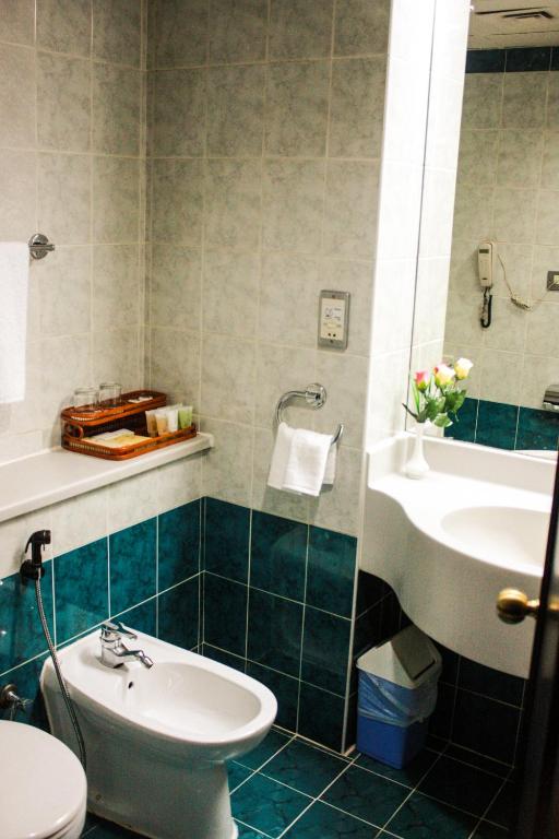 09-سرویس-بهداشتی-هتل-3-ستاره-گرند-می-فیر-دبی- Grand-Mayfair-Hotel-Bathroom.jpg