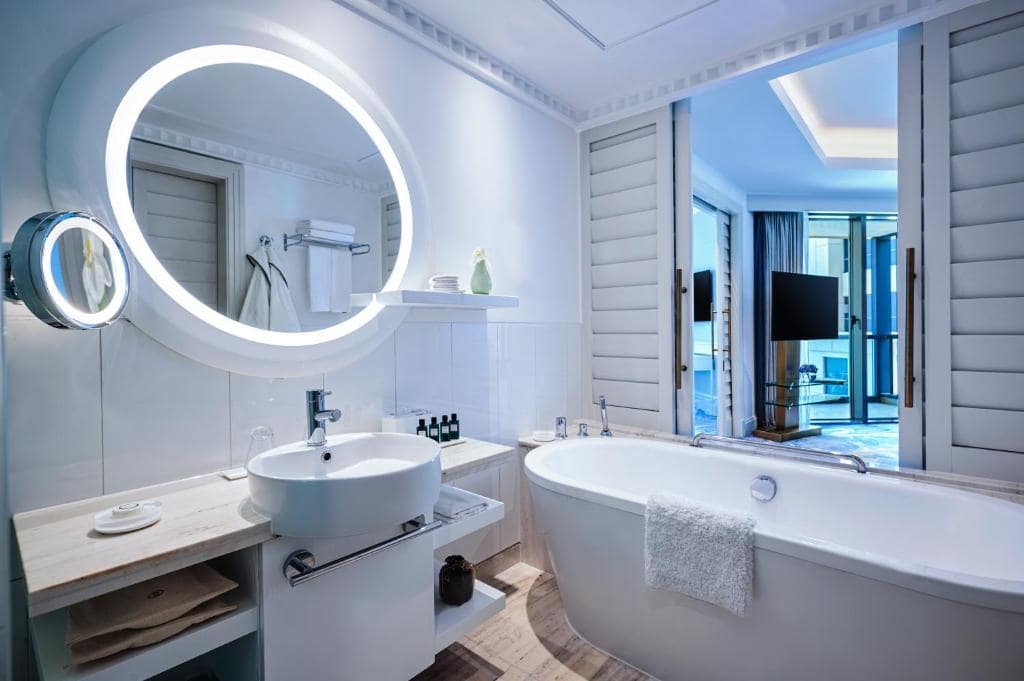 32-سرویس-بهداشتی-هتل-5-ستاره-سوفیتل-جمیرا-بیچ- View Sofitel-Dubai-Jumeirah-Beach-Bathroom.jpg