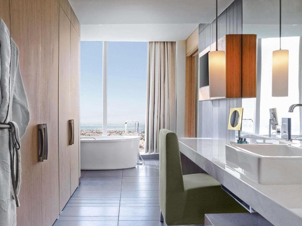 45-سرویس-بهداشتی-هتل-5-ستاره-سوفیتل-داون-تاون-دبی-Sofitel-Dubai-Down-Town-View-Bathroom.jpg