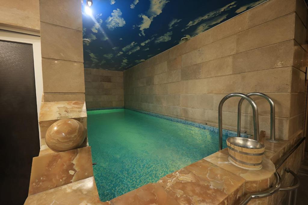 08 استخر هتل 3 ستاره بلا ایروان ارمنستان Hotel Bella Yerevan.jpg
