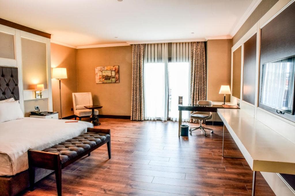 03-نمای-اتاقخواب-هتل-5-ستاره-رامادا-بای-ویندهام-مرتر-استانبول-Bedroom-Hotel-5-setare-Wyndham-Istanbul-min.jpg