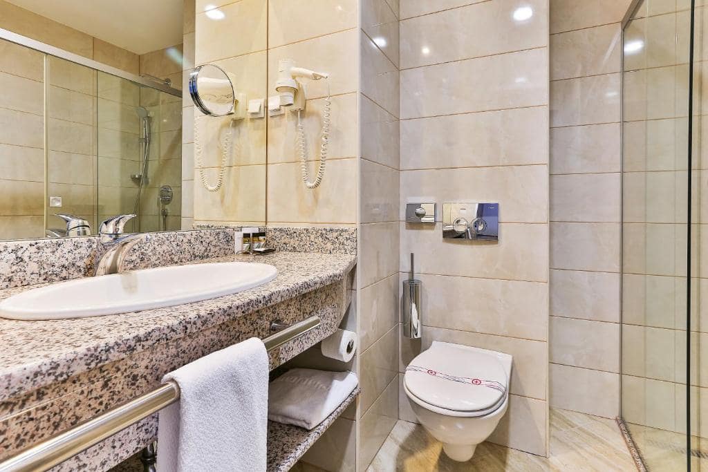 18-سرویس-بهداشتی-هتل-3-ستاره-کینز-پارک-دبی- Kings-Park-Hotel-Dubai-Bathroom.jpg