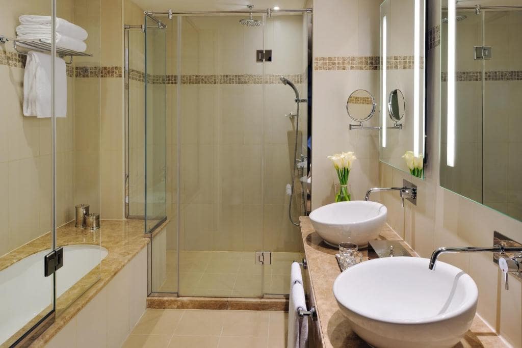 14-سرویس-بهداشتی-هتل-5-ستاره-آوانی-دیره-دبی- Avani-Deira-Dubai-Hotel-Bathroom.jpg