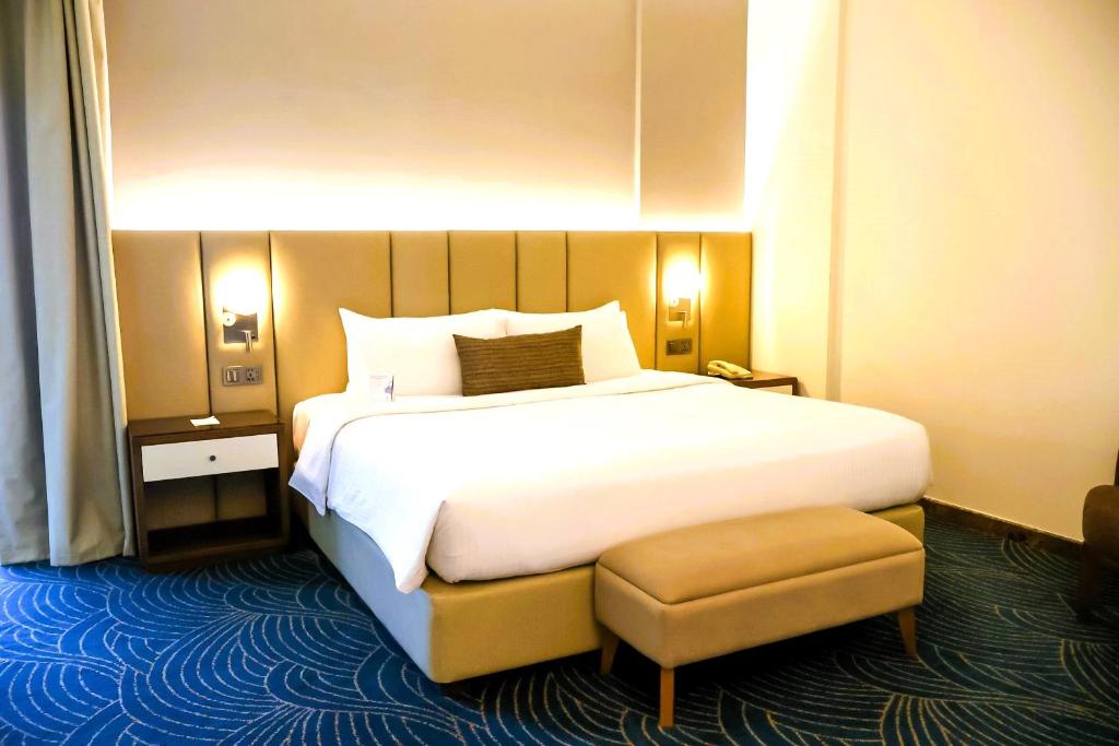 04-اتاق-هتل-4-ستاره-سیتی-سیزنز-دبی- City-Seasons-Dubai-Room.jpg