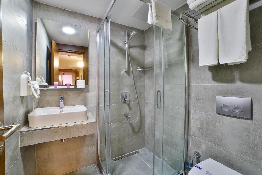 هتل-4-ستاره-تانگو-تکسیم-استانبل-سرویس-بهداشتی-حمام-Hotel-4-Setare-Tango-taksim-Bathroom-toliet1-min.jpg