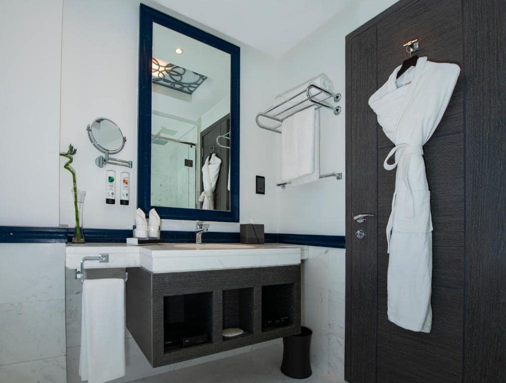 24-سرویس-بهداشتی-هتل-4-ستاره-اج-کریک-ساید-دبی- Edge-Creekside-Hotel-Dubai-Bathroom.jpg