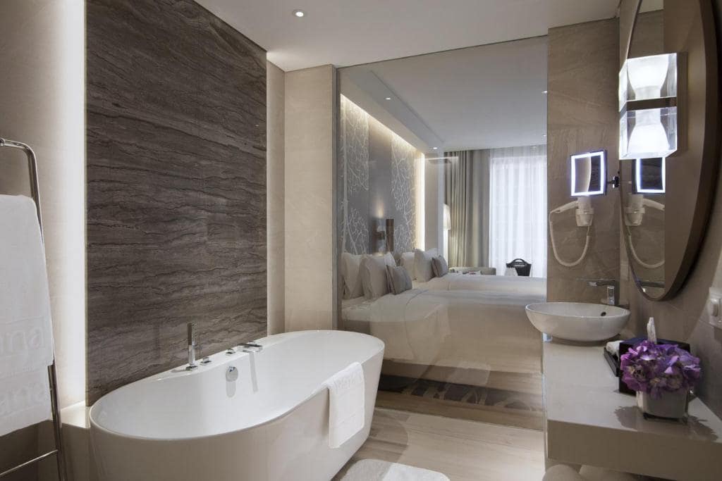 32-سرویس-بهداشتی-هتل-5-ستاره-البندر-روتانا-کریک-دبی- Al-Bandar-Rotana-Dubai-Creek-Bathroom.jpg