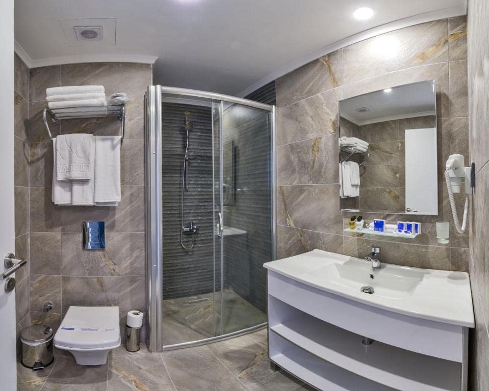 05-هتل-4-ستاره-اینتل-استانبول-نمای-سرویس-بهداشتی-حمام-Bathroom-Hotel-4-Setare-Inntel-Estanbul.jpg