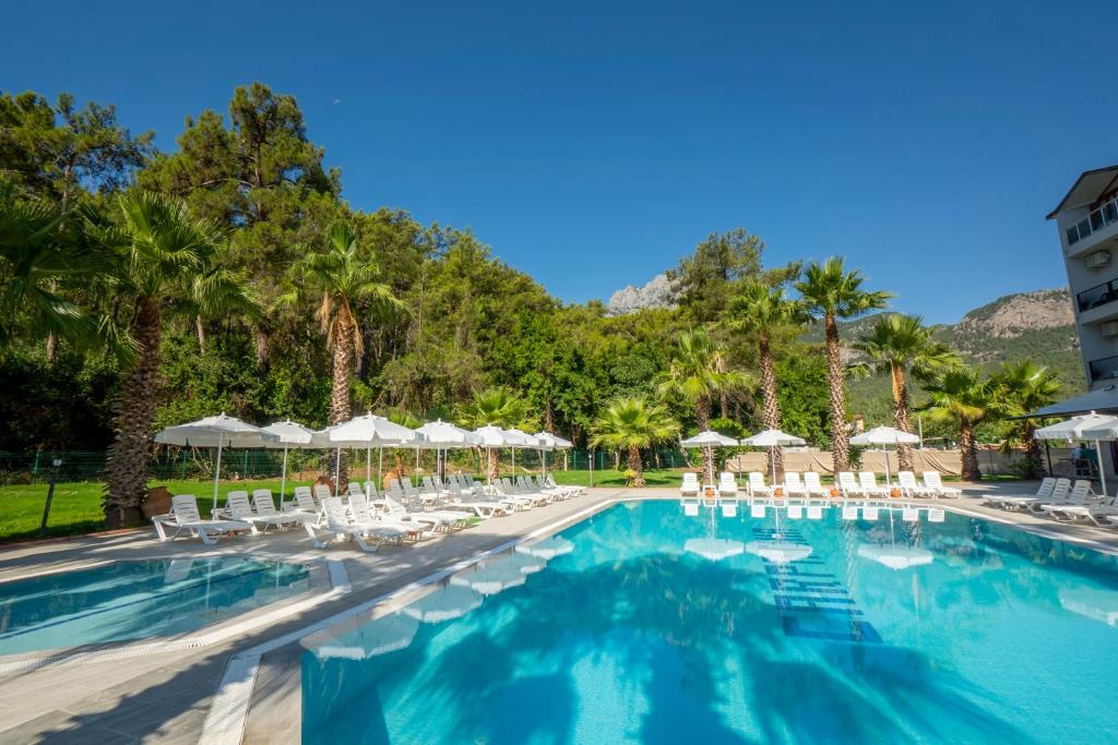 25-استخر-هتل-4-ستاره-الدار-گاردن-ریزورت-آنتالیا- Eldar-Garden-Resort-Antalya-Pool.jpg
