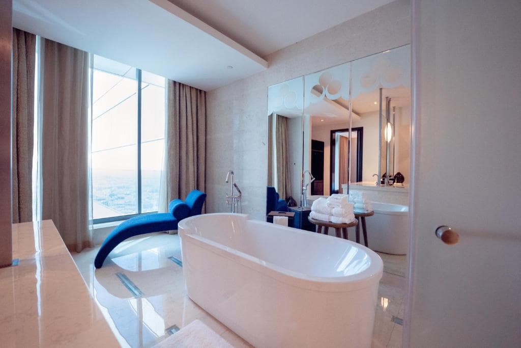 36-سرویس-بهداشتی-هتل-5-ستاره-د-اچ-دبی- The-H-Dubai-Bathroom.jpg