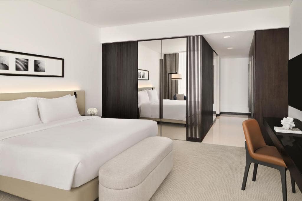 02-اتاق-هتل-5-ستاره-شرایتون-گرند-دبی Sheraton-Grand-Hotel-Dubai-Room-.jpg