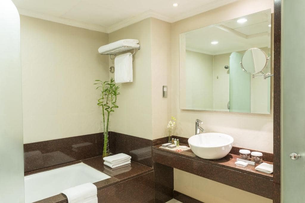 19-سرویس-بهداشتی-هتل-4-ستاره-کورال-دبی-دیره- Coral-Dubai-Deira-Hotel-Bathroom.jpg