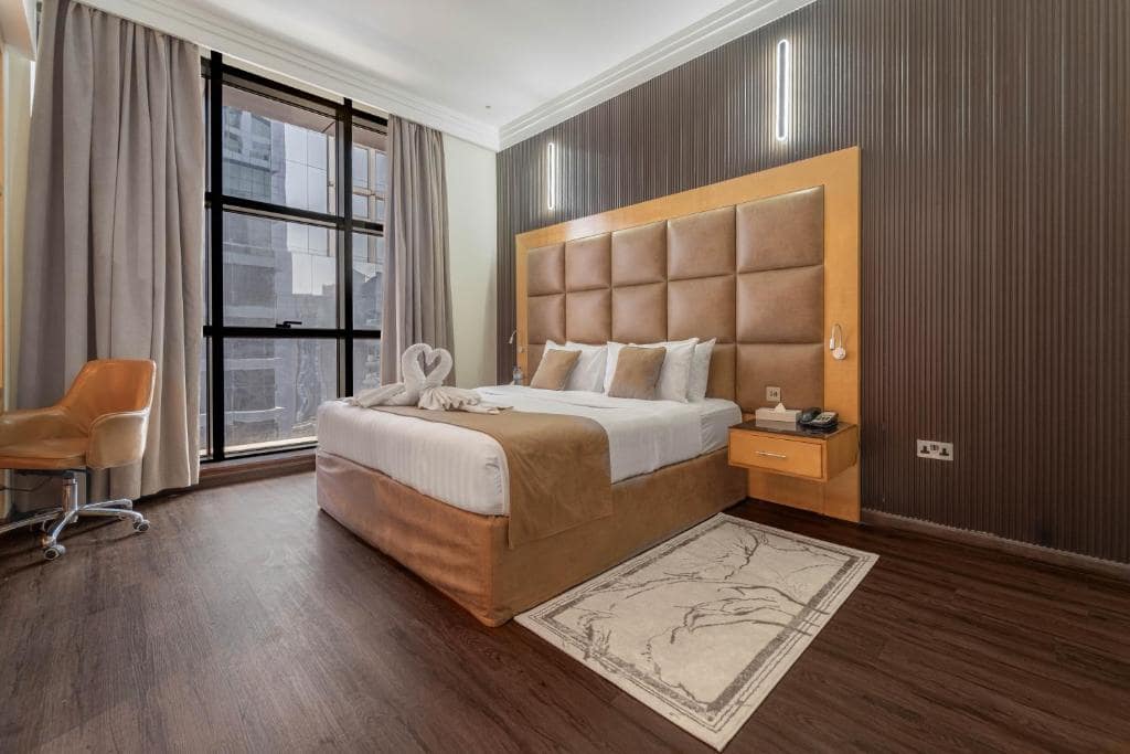 08-اتاق-خواب-هتل4-ستاره-د-لیلا-دبی- The-Leela-Hotel-Bedroom.jpg