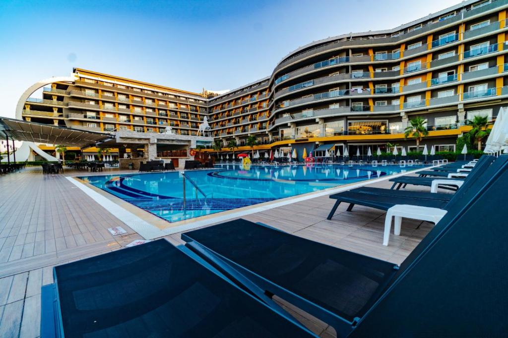 14-استخر-هتل-5-ستاره-سنزا-د-این-ریزورت-آنتالیا- Senza-The-Inn-Resort-Antalya-Pool.jpg