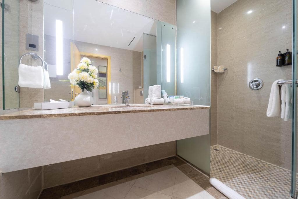 19-سرویس-بهداشتی-هتل4-ستاره-د-لیلا-دبی- The-Leela-Hotel-Bathroom.jpg