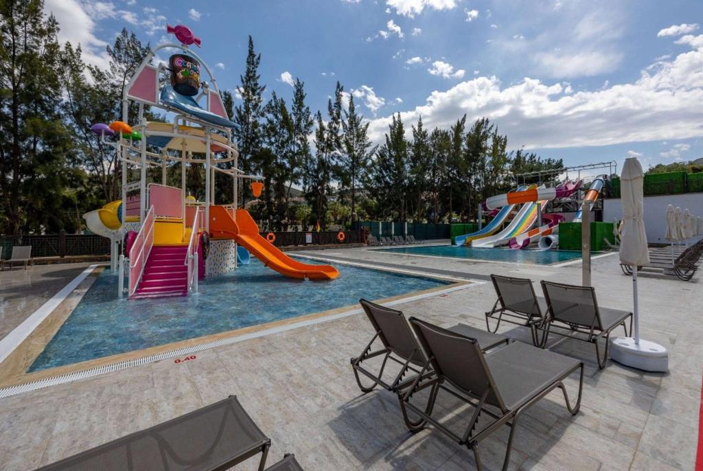 18 پارک هتل 5 ستاره رامادا سوئیت کوش آداسیRamada Hotel & Suites by Wyndham Kusadasi.jpg