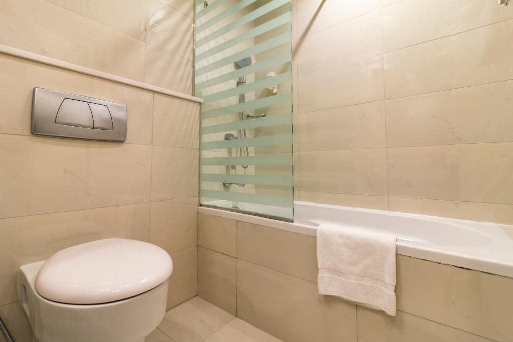 17-سرویس-بهداشتی-هتل-3-ستاره-هتل-سیتی-مکس-البرشا-ات-د-مال-دبی- Citymax-Hotel-Al-Barsha-at-the-Mall-Dubai-Bathroom.jpg