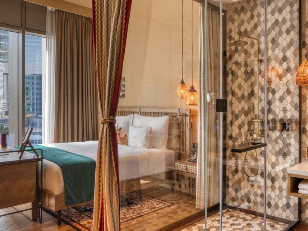 17-اتاق-خواب-هتل-5 ستاره-25-ساعت-وان-سنترال-دبی-25Hours-Hotel-Dubai-One-Central-Bedroom.jpg