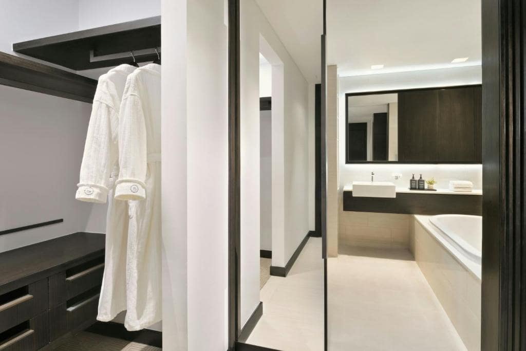23-سرویس-بهداشتی-هتل-5-ستاره-شرایتون-گرند-دبی Sheraton-Grand-Hotel-Dubai-Bathroom-.jpg