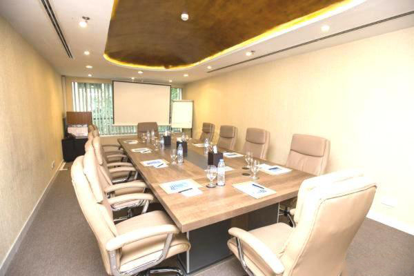 36-اتاق-کنفرانس-هتل-4-ستاره-گرند-سنترال-دبی- Grand-Central-Dubai-Hotel-Conference-Room.jpg