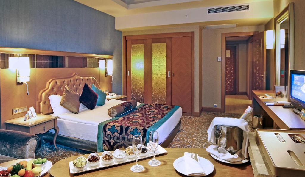 16-اتاق-هتل-5-ستاره-رویال-تاورز-لارا-آنتالیا Royal-Towers-Lara-Hotel-Antalya-Room-.jpg