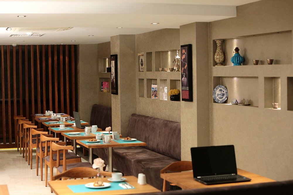 01-هتل-3-ستاره-پارک-بای-کلاورن-نمای-بار-Bar-Hotel-3-Setare-park-By-Clover-Istanbul.jpg