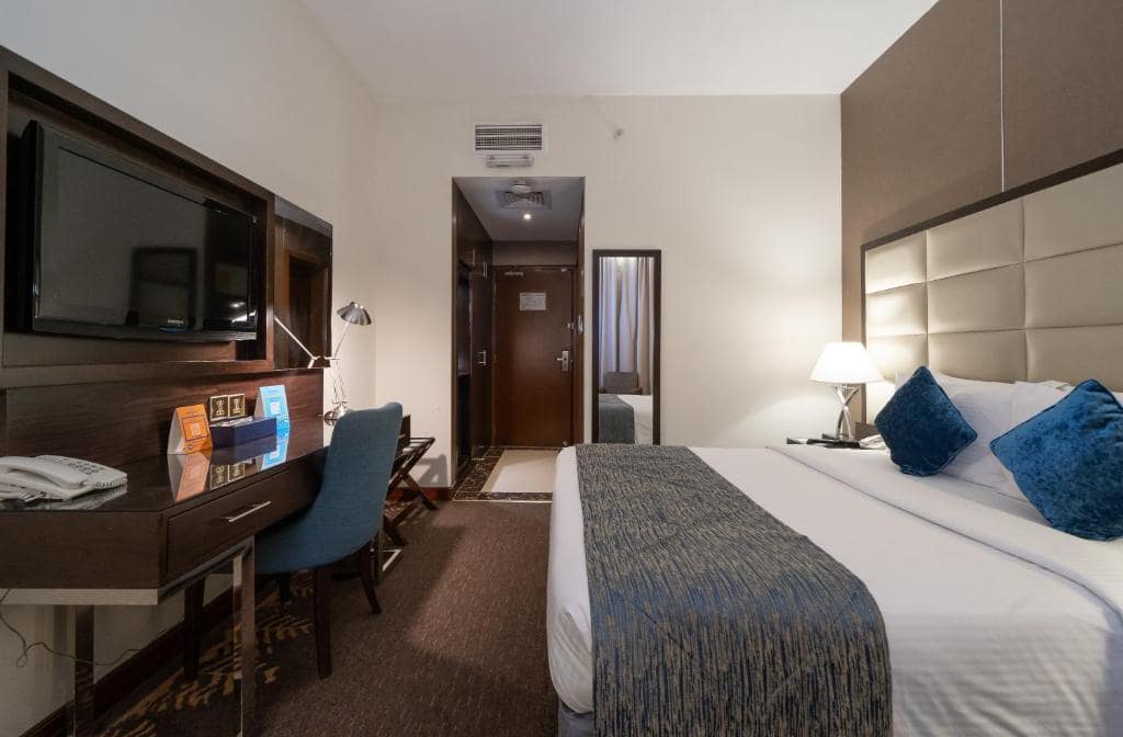 11-اتاق-خواب-هتل-3-ستاره-هاوارد-جانسون-بر-دبی- Howard-Johnson-Bur-Dubai-Bedroom.jpg