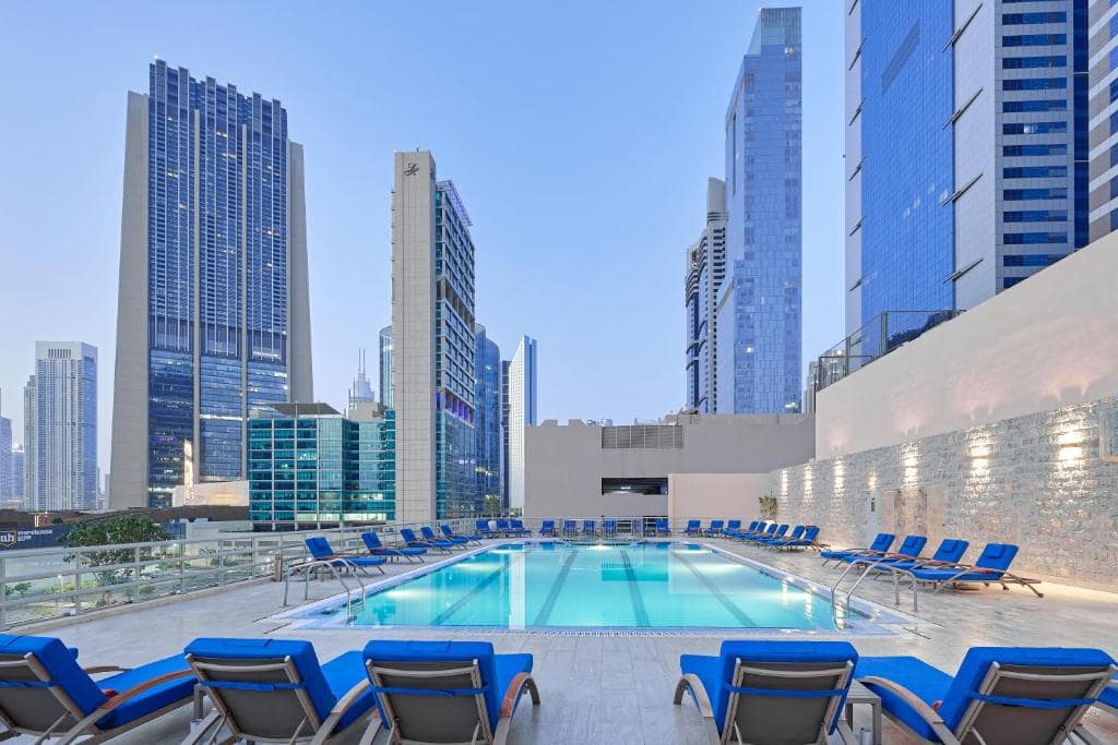 29-استخر-هتل-4-ستاره-رز-ریحان-بای-روتانا-دبی- Rose-Rayhaan-by-Rotana-Dubai-Pool.jpg