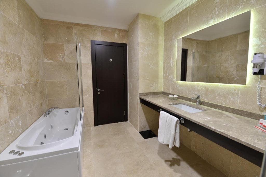 01-نمای-دوش-وان-حمام-هتل-5-ستاره-رامادا-بای-ویندهام-مرتر-استانبول-Bathroom-Toilet-Hotel-5-setare-Wyndham-Merter-Istanbul-min.jpg