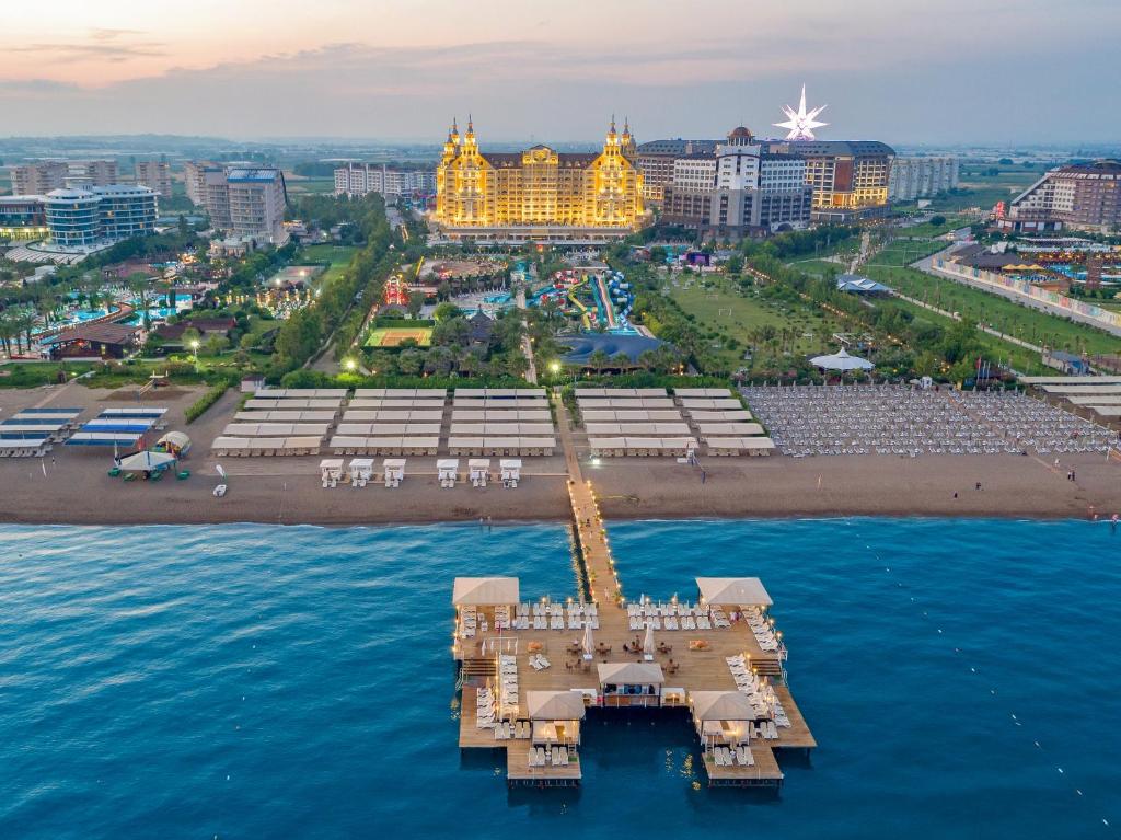 26-ساحل-هتل-5-ستاره-رویال-تاورز-لارا-آنتالیا Royal-Towers-Lara-Hotel-Antalya-Beach-.jpg